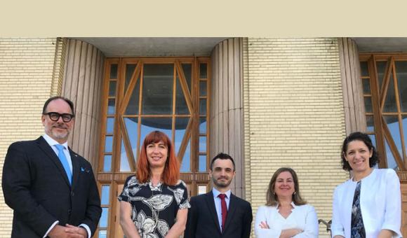 M. Daniel Jutras, Mme Pascale Delcomminette, M. Adrien Sellez et Mme Marie-Claude Payette et Mme Geneviève Bouchard, Directrice du cabinet du Recteur, devant le campus principal de l’UdeM